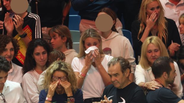 Familiares y amigos de Rafa Nadal visiblemente emocionados en la despedida del tenista. (Foto: Gtres)