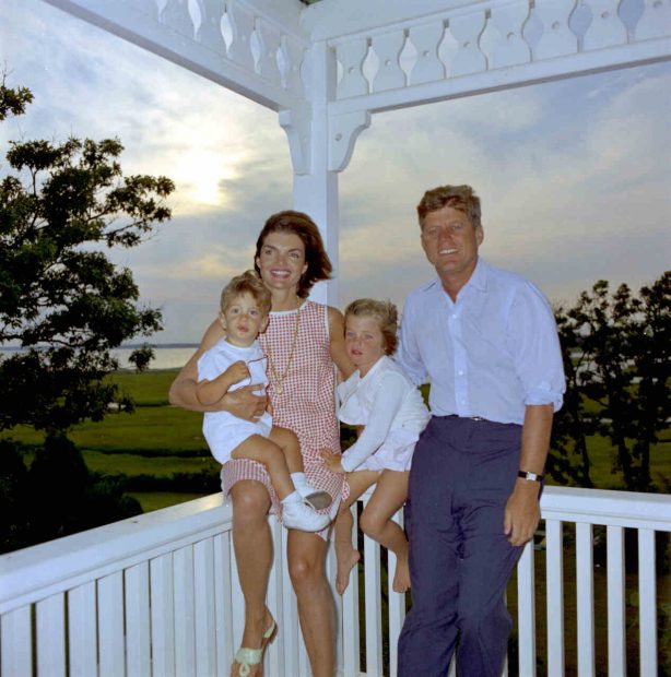 El matrimonio Kennedy con sus hijos en 1963 en su residencia de verano en Hyannis Port.