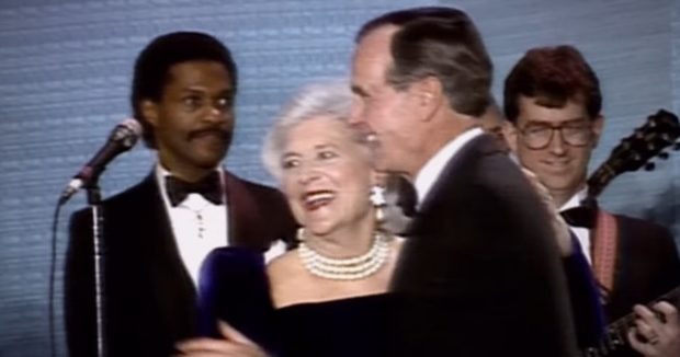 George y Barbara Bush bailando en 1989. (Foto: Facebook)