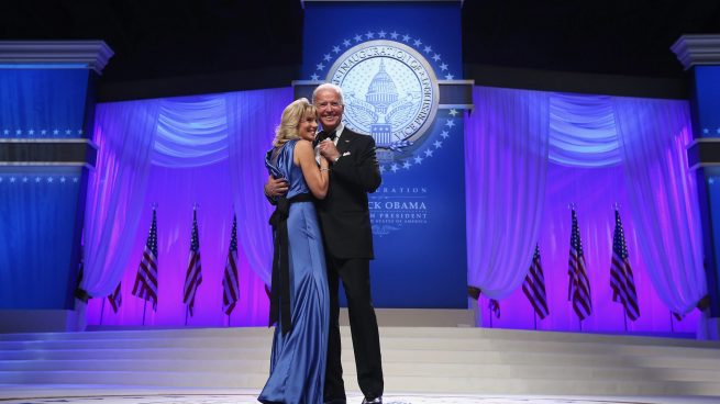 Joe Biden junto a su mujer durante el bailes de inauguración presidencial de Estados Unidos. (Foto: Gtres)