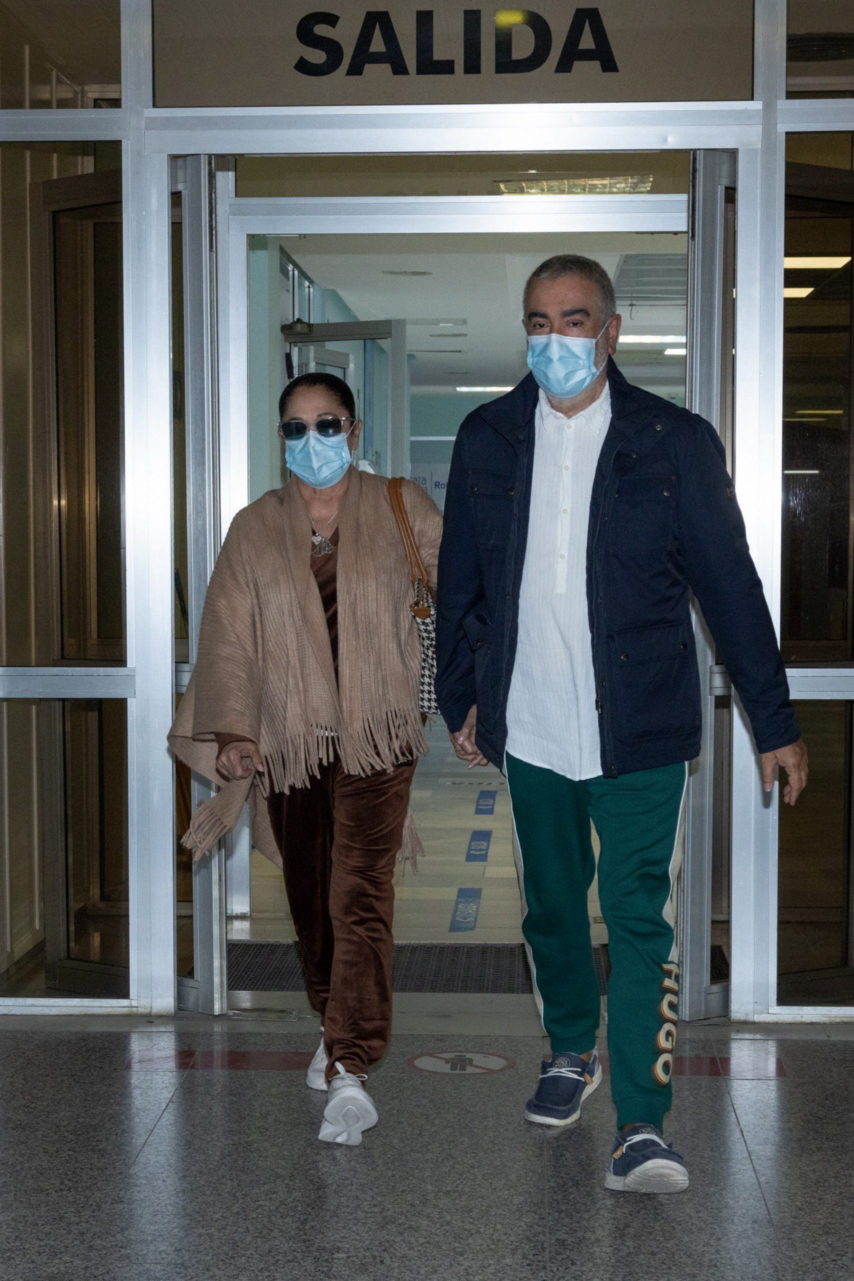 Isabel Pantoja con su hermano Agustín saliendo del hospital. (Foto: Gtres)