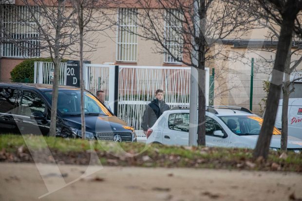 Miguel Bernardeau a las puertas de su casa. (Foto: LOOK)