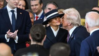 El casto beso de Donald y Melania Trump. (EFE).