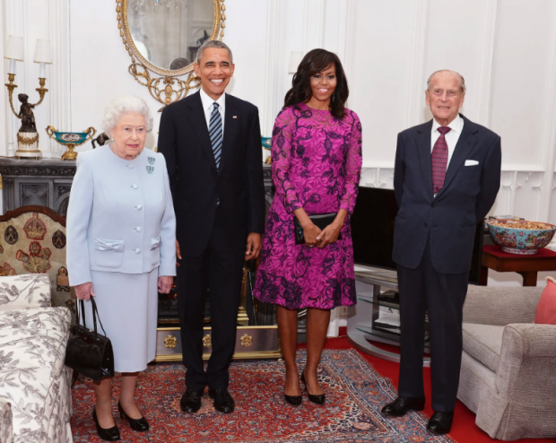 El matrimonio Obama flanqueados por la reina Isabell II del Reino Unido y su esposo