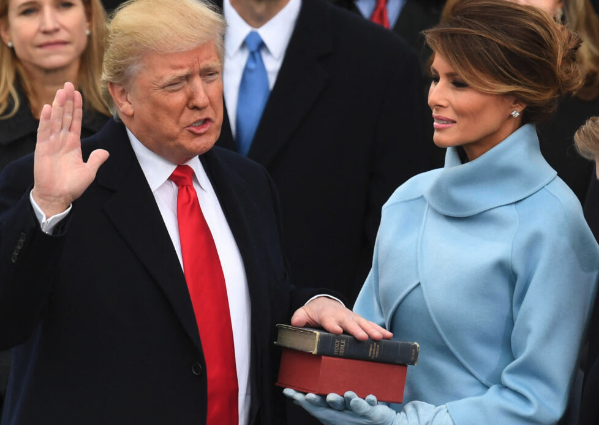 Melania Trump en la toma de posesión de Trump vestida de Óscar de la Renta.