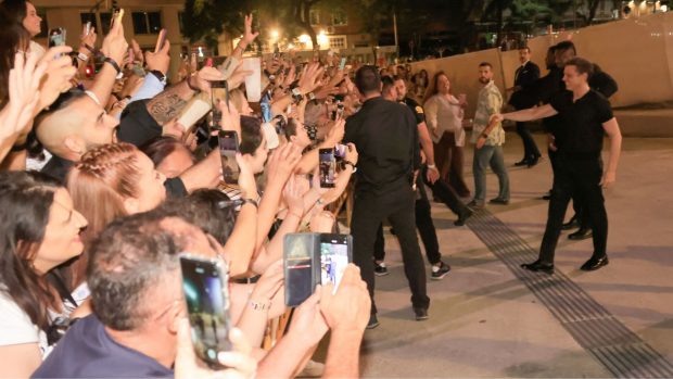 Luis Miguel saludando a sus fans en Madrid. (Foto: Gtres)