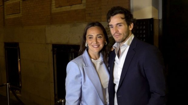 Íñigo Onieva junto a su mujer, Tamara Falcó. (Foto: Gtres)