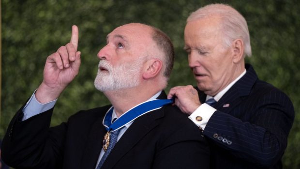 Joe Biden entregando la Medalla de la Libertad al chef José Andrés. (Foto: Gtres)