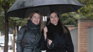 La Reina Letizia con María Ocaña. (Foto: Gtres).