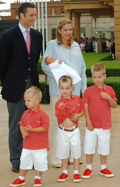 Los ex duques de Palma junto a sus cuatro hijos. (Foto: Gtres)