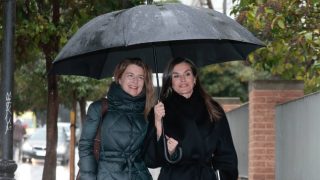 La reina Letizia y María Dolores Ocaña en Madrid. (Foto: Gtres)