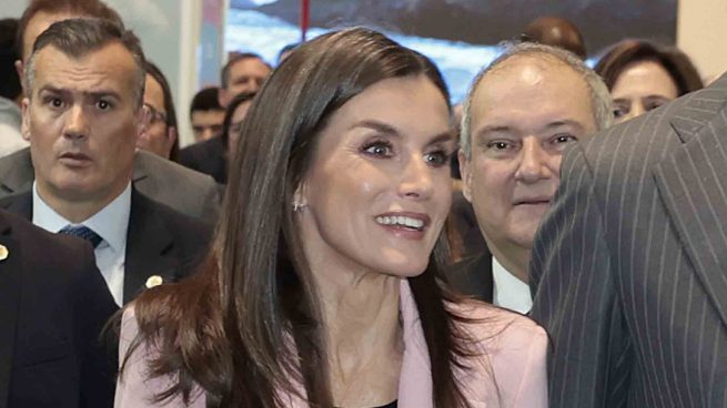 La Reina Letizia sorprende en FITUR con una chaqueta de Zara de rebajas