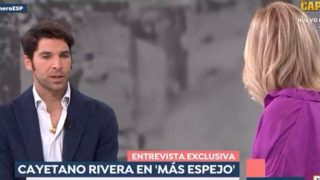 Cayetano Rivera se sienta en el plató de ‘Espejo Público’. (Foto: Antena3)