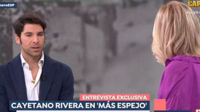 Cayetano Rivera se sienta en el plató de 'Espejo Público'. (Foto: Antena3)