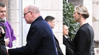 Alberto y Charlène de Mónaco en el funeral de Didier Guillaume. (Foto: Gtres)