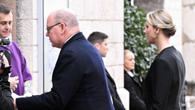 Alberto y Charlène de Mónaco en el funeral de Didier Guillaume. (Foto: Gtres)