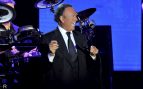 Julio Iglesias en uno de sus conciertos. (Foto: Gtres)