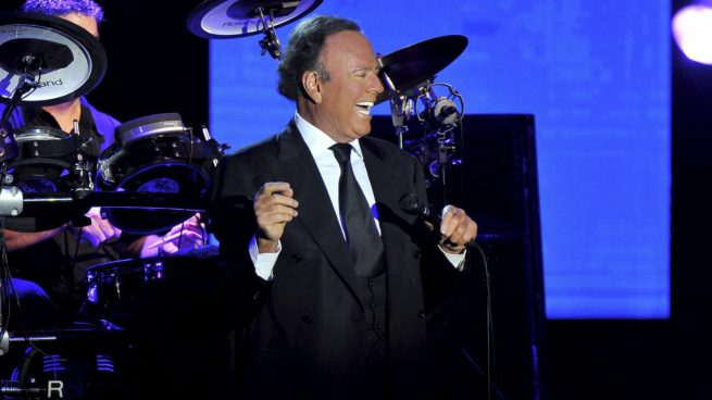 Julio Iglesias en uno de sus conciertos. (Foto: Gtres)