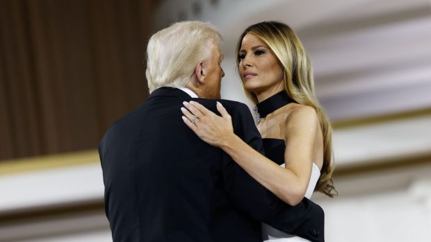 Melania y Donald Trump en el baile inaugural de Estados Unidos. (Foto: Gtres)