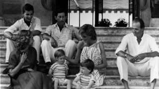 Lady Di y el rey Carlos III en su visita a Mallorca junto a la Familia Real española. (Foto: Gtres)