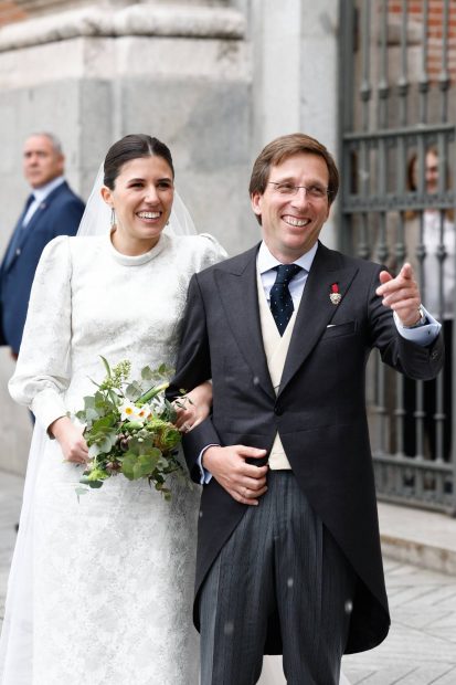 José Luis Martínez-Almeida y Teresa Urquijo, a la salida de la iglesia. (Foto: Gtres)