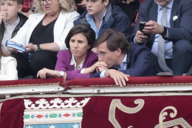 Martínez-Almeida y Teresa Urquijo durante la Feria de San Isidro 2024 en Madrid. (Foto: Gtres)