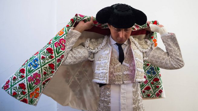 Roca Rey, ataviado con su traje de torero, momentos antes de salir al ruedo. (Foto: Gtres)