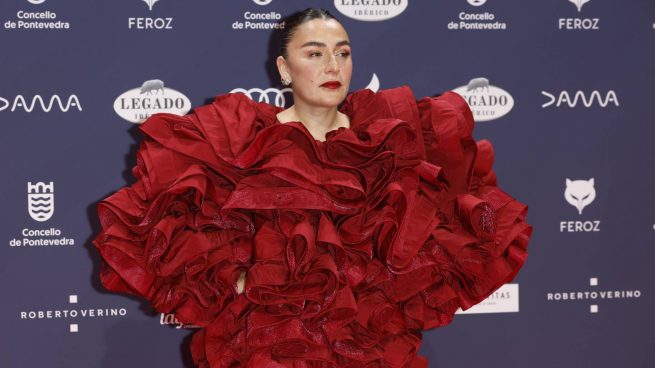 Candela Peña posando en la alfombra roja de los Premios Feroz 2025. (Foto: Gtres)