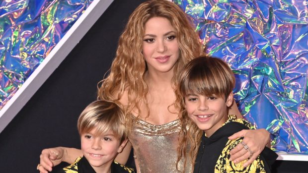 Shakira junto a sus hijos, Milan y Sasha. (Foto: Gtres)