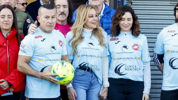 Ana Obregón junto a Isabel Díaz Ayuso en el partido benéfico de la Fundación Aless Lequio. (Foto: Gtres)