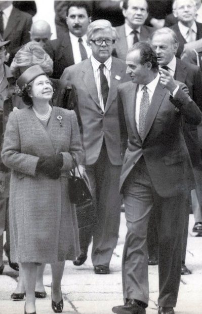 La Reina Isabel II junto a Juan Carlos I. (Foto: Gtres)