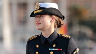 La Princesa Leonor de Borbón embarcando en el Juan Sebastián Elcano en Cádiz. (Foto: Gtres)