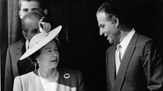 La Reina Isabel II junto a Juan Carlos I. (Foto: Gtres)