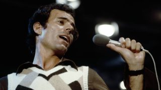 Julio Iglesias durante uno de sus conciertos. (Foto: Gtres)