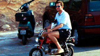 El Rey Felipe VI, montado en una minimoto