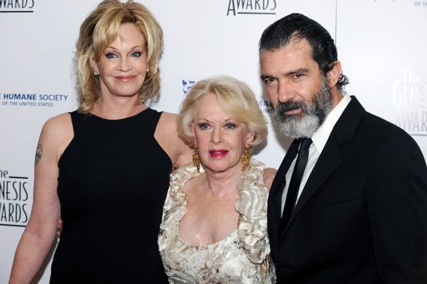 Melanie Griffith junto a su madre, Tippi Hedren, y su ex marido, Antonio Banderas. (Foto: Gtres)