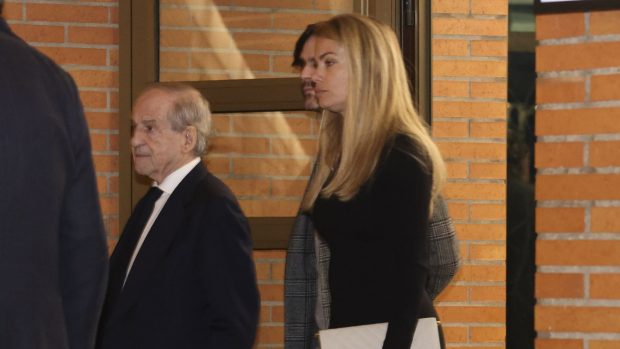 José María García junto a su ahijada, Carla Goyanes. (Foto: Gtres)