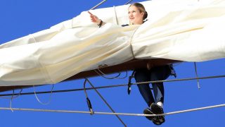 La princesa Leonor realizando maniobras a bordo de El Elcano. (Foto: Gtres)