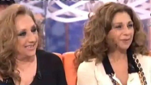 Lolita y su hermana Antonia en el plató de '¡Qué tiempo tan feliz!. (Foto: Telecinco)