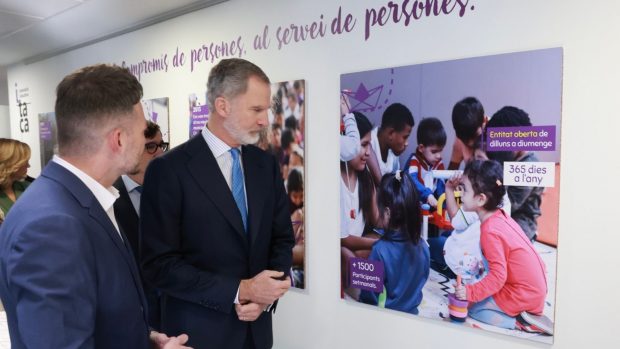 El Rey Felipe VI durante su recorrido por la Asociación Educativa Ítaca. (Foto: Casa Real)