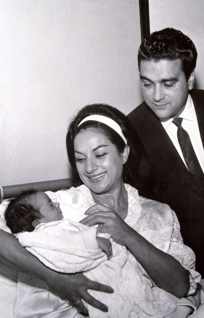 Lola Flores y Antonio González 'El Pescaílla' posando junto a su hija Rosario. (Foto: Gtres)