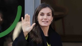 La Reina Letizia saludando. (Foto: Gtres)