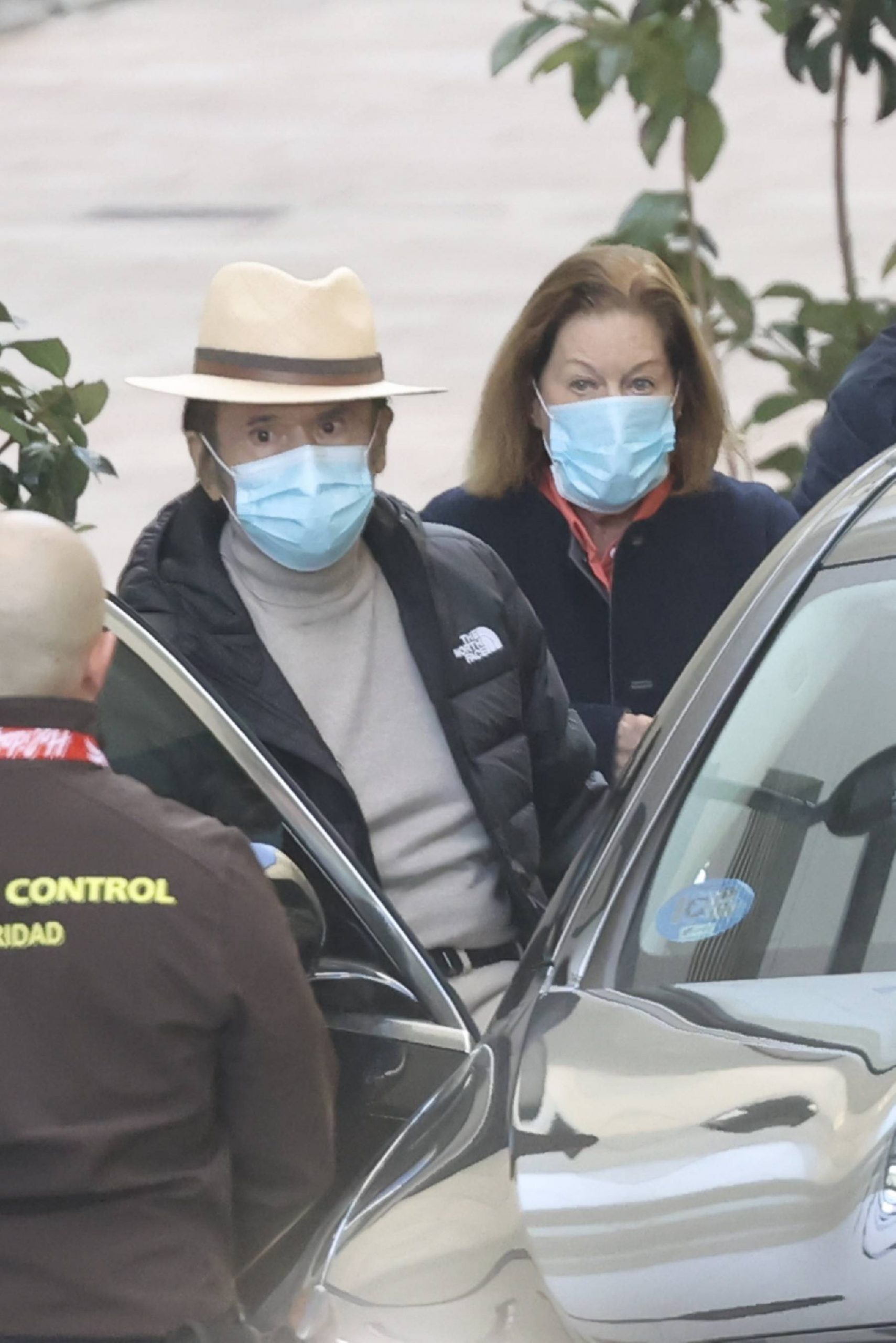 Raphael y Natalia Figueroa a las puertas de un hospital. (Foto: Gtres)