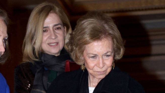 La Reina Sofía y la infanta Cristina a su llegada a Grecia. (Foto: Gtres)