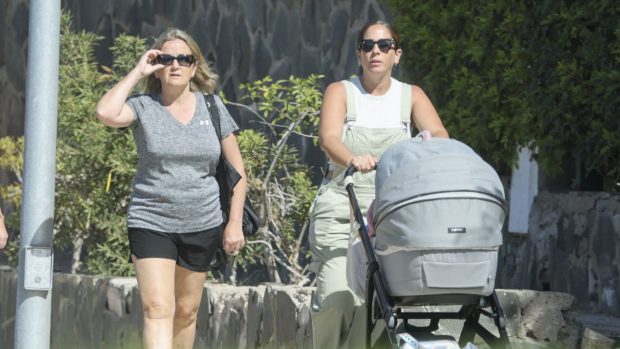 Una amiga de Anabel les ha hecho compañía durante el paseo. (Foto: Gtres)