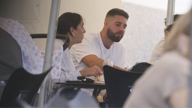 David y Anabel han comido en la terraza de un restaurante. (Foto: Gtres)