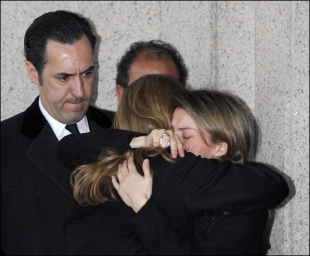 La Reina Letizia y la infanta Cristina se funden en un abrazo tras el funeral. (Foto: Gtres)