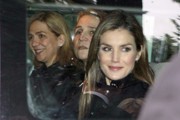 La Reina Letizia junto a las infantas Elena y Cristina. (Foto: Gtres)