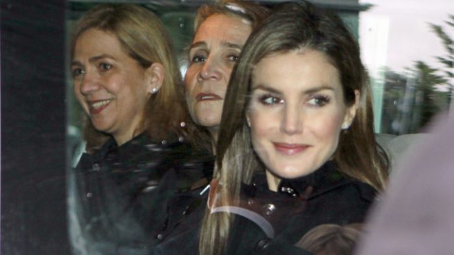 La Reina Letizia junto a las infantas Elena y Cristina. (Foto: Gtres)