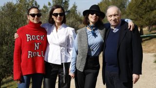 Maribel Verdú, Leonor Watling y Aitana Sánchez Gijón con Fernando Méndez-Leite. (Foto: Gtres)